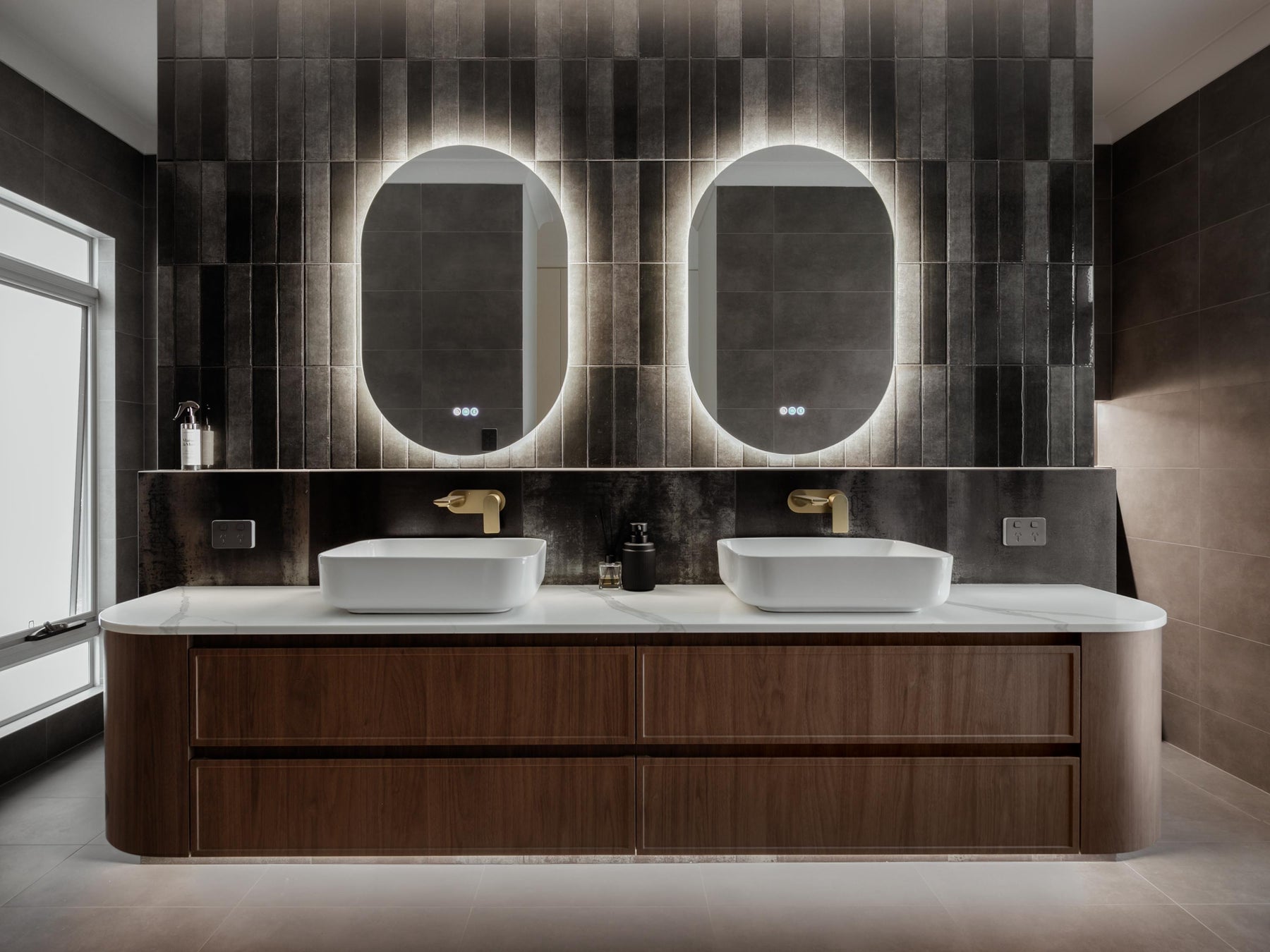 Frontlit vs Backlit LED Bathroom Mirrors: Which Lighting Style Is Best?