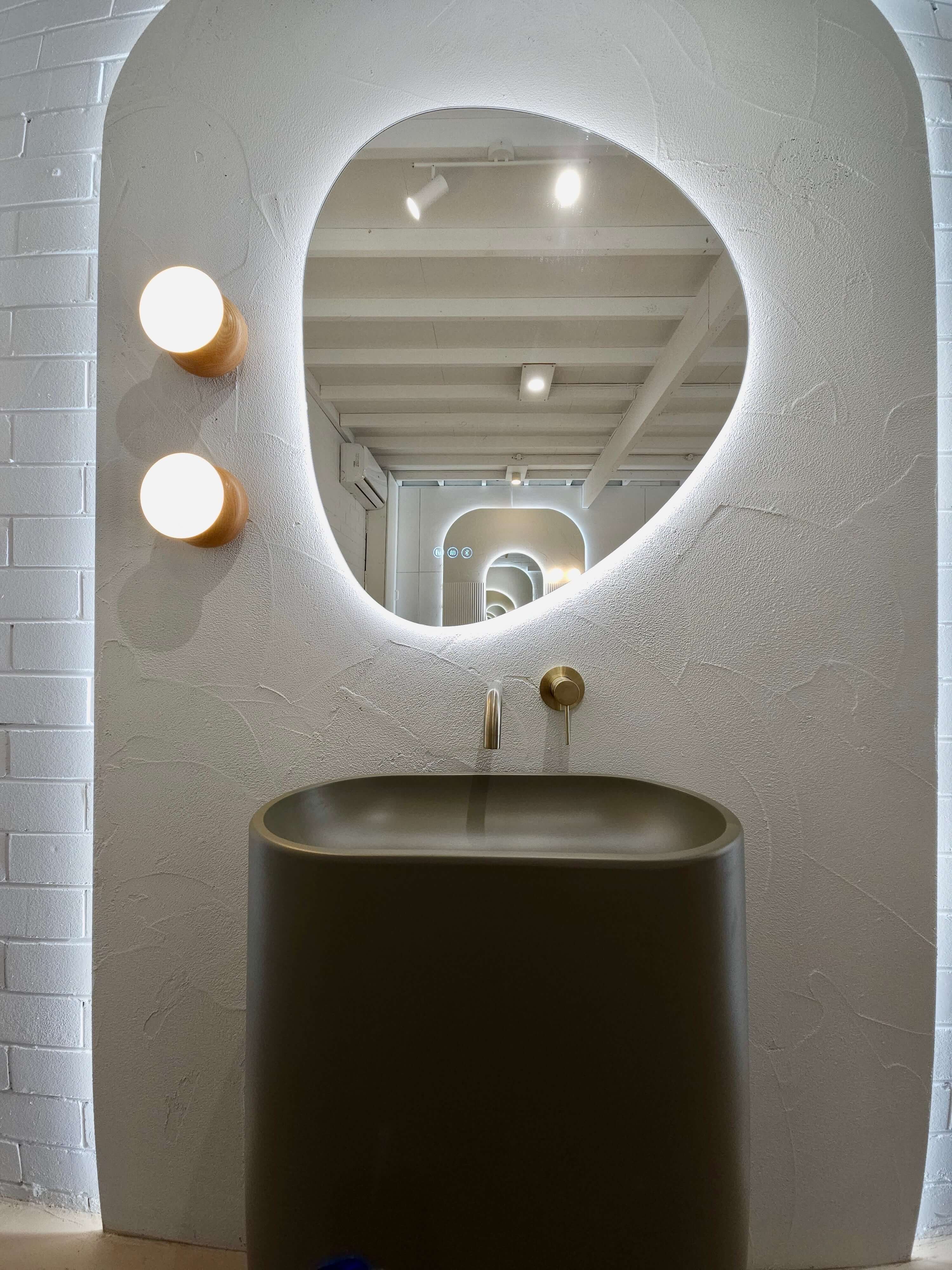 The Lucca ~ (Lux edition) ~ Invogue Smart mirror