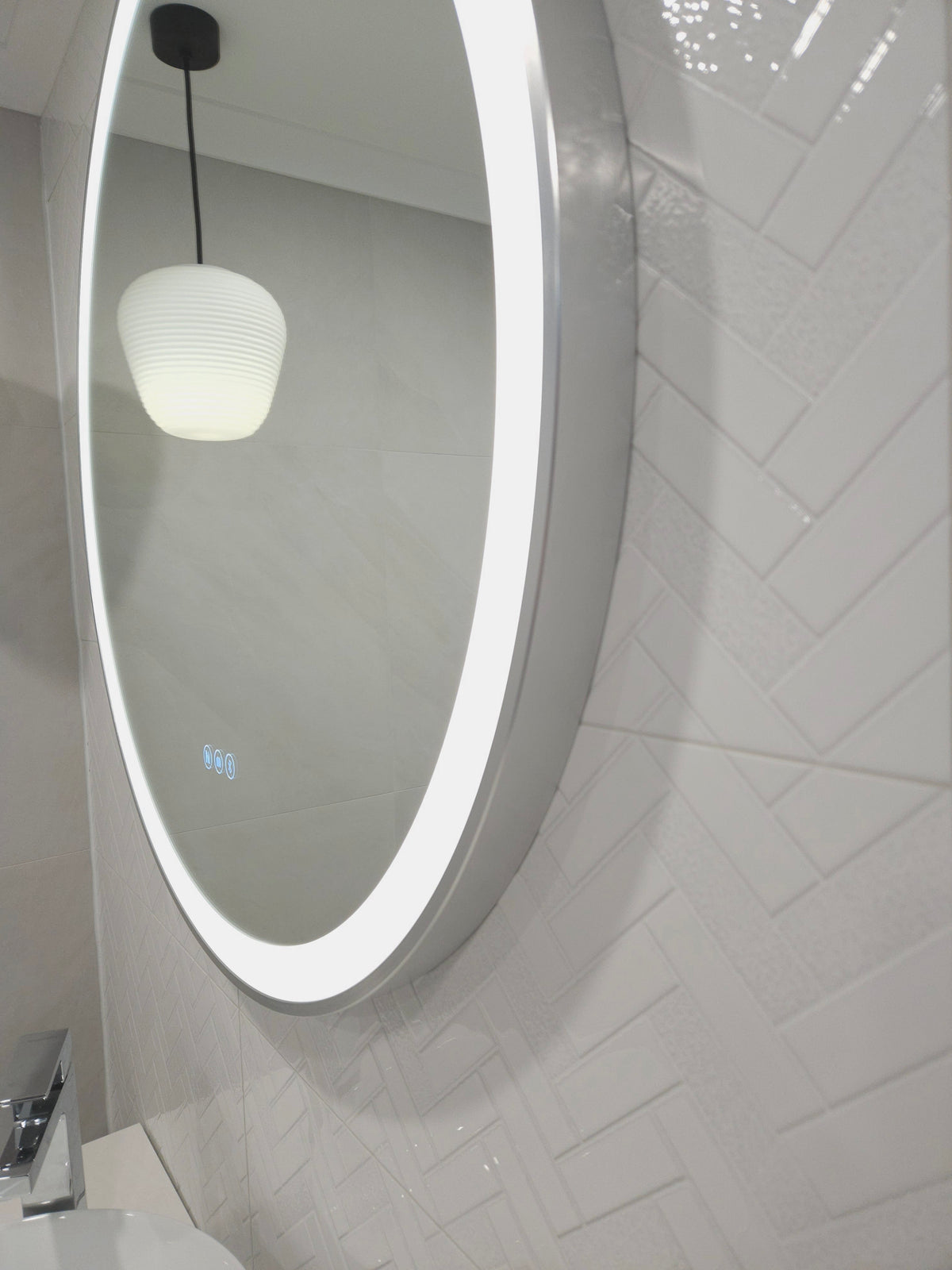 InVogue Circle Smart LED Mirror Displaying Superior Quality and Thickness in Side Profile
