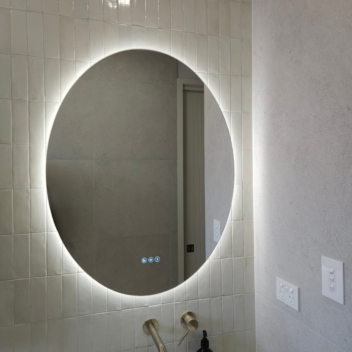 The Portofino (Lux edition) ~ LED INVOGUE SMART MIRROR